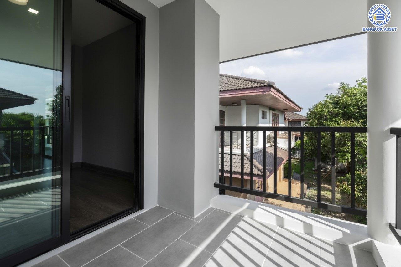 คฤหาสน์มือสองตกแต่งใหม่ โครงการ อักษรา พุทธมณฑลสาย3-บรมราชชนนี ตกแต่งหรูหรา เนื้อที่ 147 ตร.ว. พื้นที่ใช้สอยมากถึง 455 ตร.ม.!! ฟังก์ชันจัดเต็ม 4 ห้องนอนขนาดใหญ่ 5 ห้องน้ำ 1 ห้องแม่บ้าน จอดรถได้ 2 คัน พร้อมพื้นที่สนามหญ้าด้านข้างกว้างถึง 240 ตร.ม. บนทำเลเชื่อมต่อหลายเส้นทาง ใกล้เซ็นทรัลศาลายา, ม.มหิดล ทางคู่ขนานลอยฟ้าบรมราชชนนี และรายล้อมด้วยสิ่งอำนวยความสะดวกครบ!